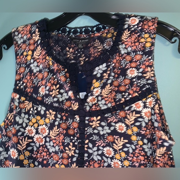 Sz S Lucky Brand Sleeveless Navy Blue Floral Top OpenNeck NWT Ladies ⭐️ - Picture 3 of 8